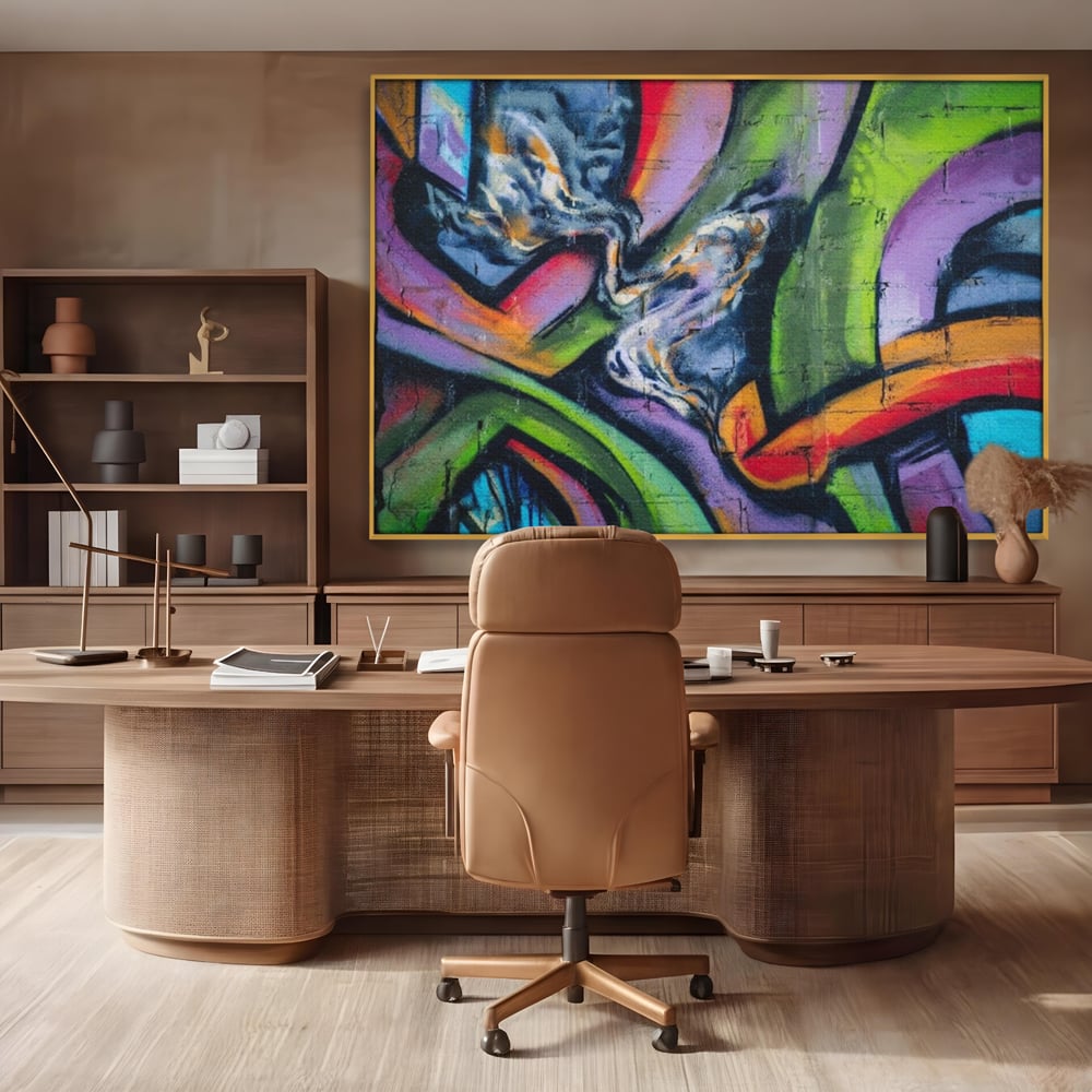 Tablou canvas cu tablou canvas cu graffiti abstract colorat, in rama de aluminiu auriu, pe perete intr-un birou